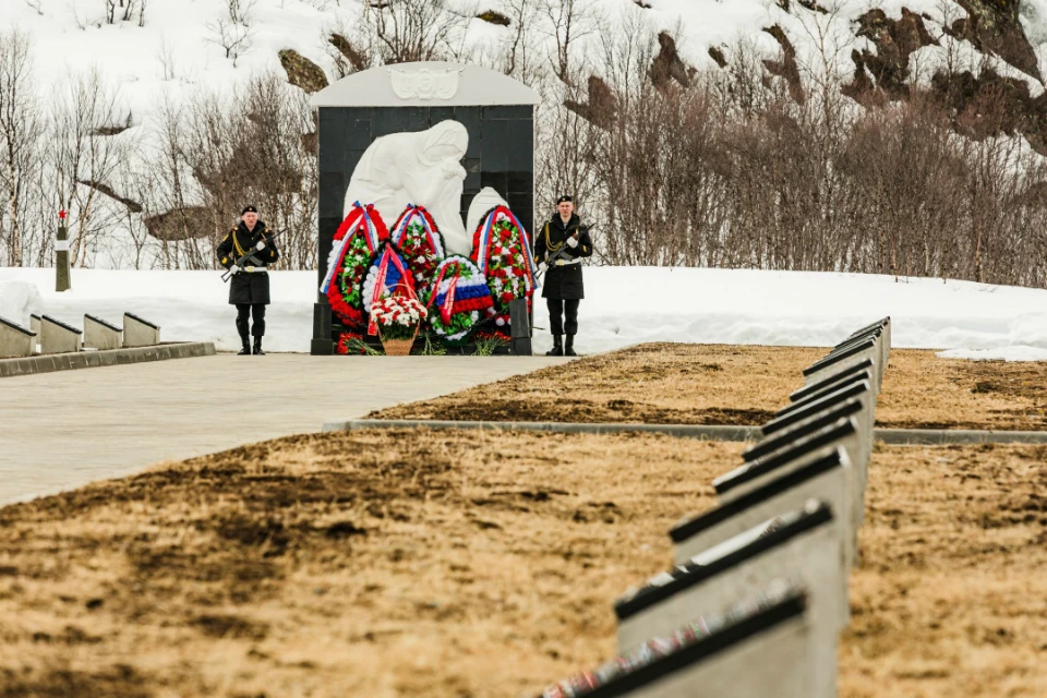 Официальные лица возложили цветы и венки к монументу «Звезда» и памятнику «Скорбящая мать». Фото: правительство МО