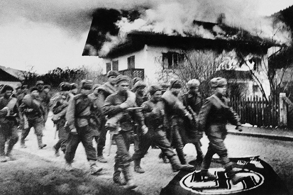Советские пехотинцы на подступах к Берлину. 1945 год. Автор: Евгений Халдей/ТАСС.