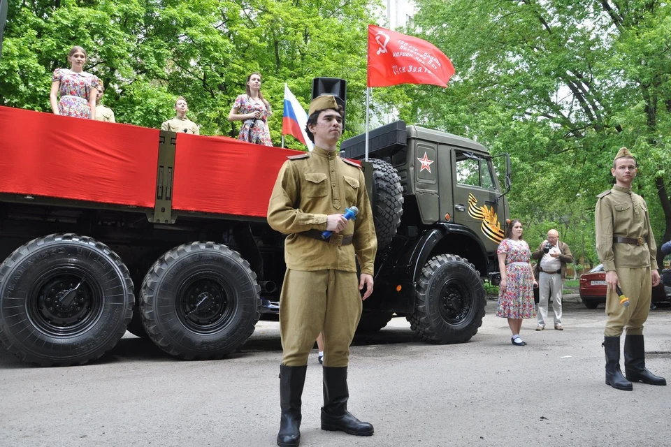 Сценой стал военный грузовик, который пригнали под окна обычной многоэтажки. Фото: Правительство РО.