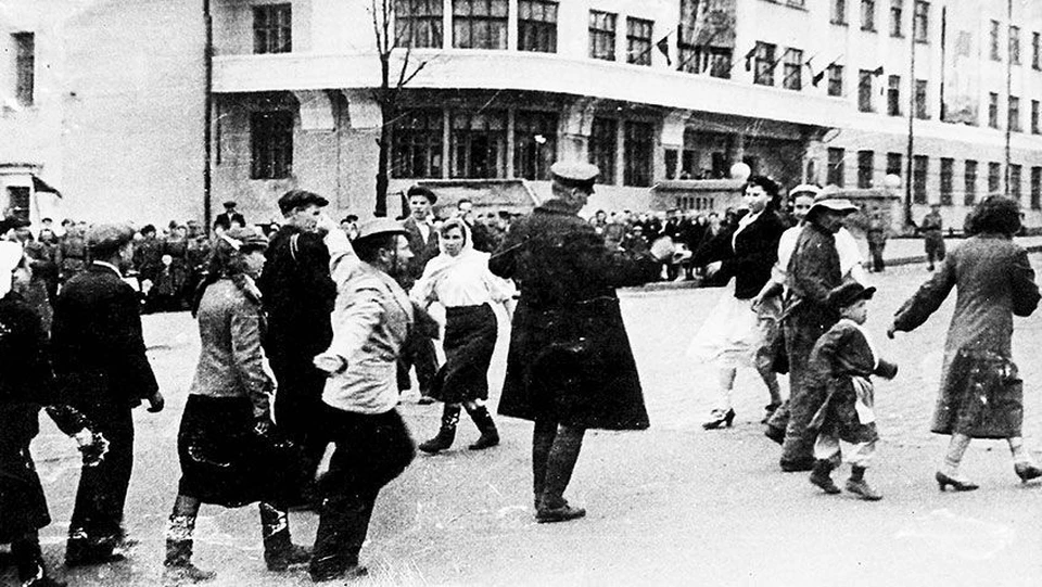 Знаменитый снимок, сделанный на площади Пастухова в Ижевске 9 мая 1945 года. Горожане празднуют Победу, к которой вместе со всей страной шли четыре долгих страшных года. Фото: ГКУ «ЦДНИ УР»