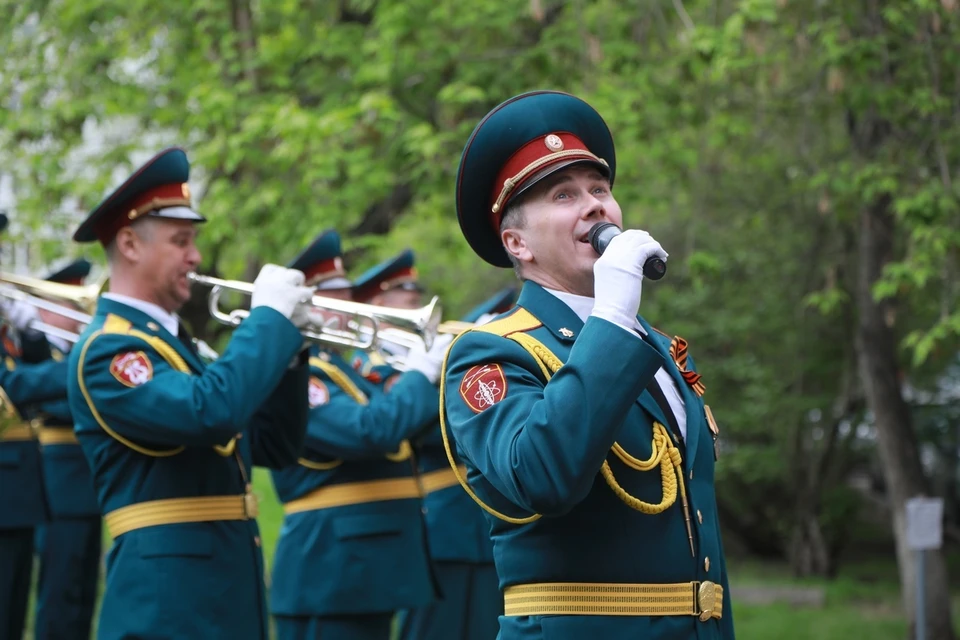 В Красноярске военный оркестр дает концерты под окнами ветеранов и участников Великой Отечественной войны