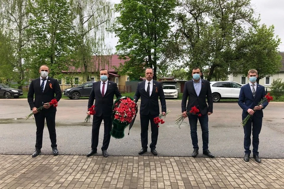 Депутаты брянского регионального отделения «ЛДПР» возложили цветы к памятному мемориалу.