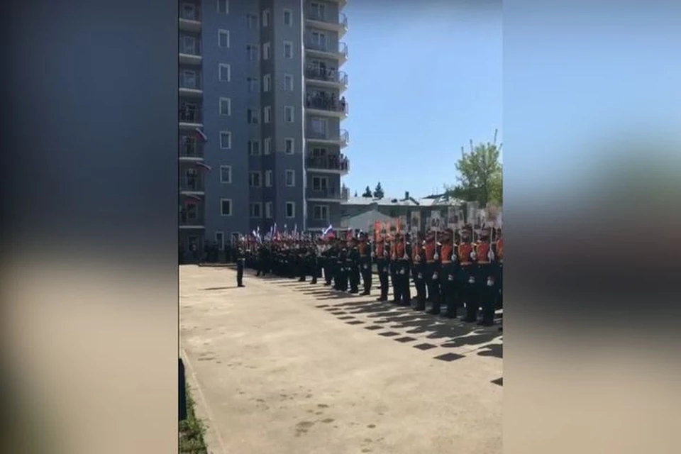В Академгородке жители дома по улице Иванова 37А спели несколько песен военных лет вместе с оркестром. Фото: кадр из видео
