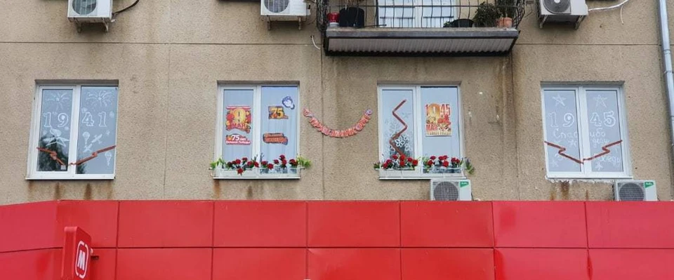 Саратовцы украшают окна в честь Дня Победы