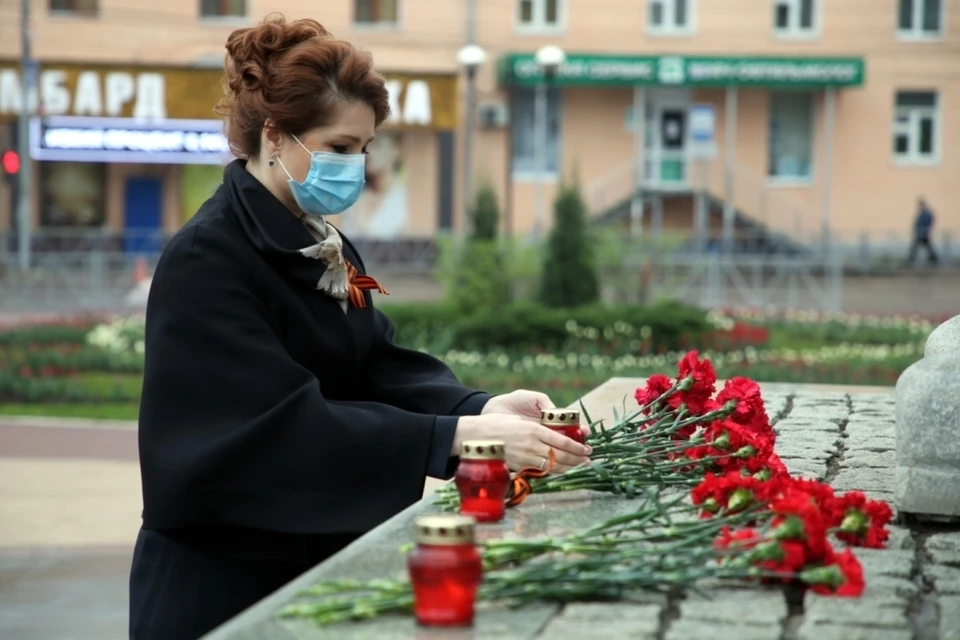 Юлия Рокотянская почтила память павших воинов. Фото предоставлено пресс-службой Рязгордумы.