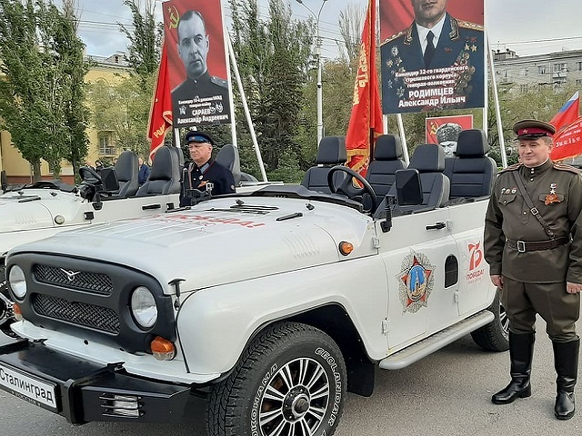 Губернатор Волгоградской области в военной форме возглавил Бессмертный полк  за рулем ретро-машины - KP.RU