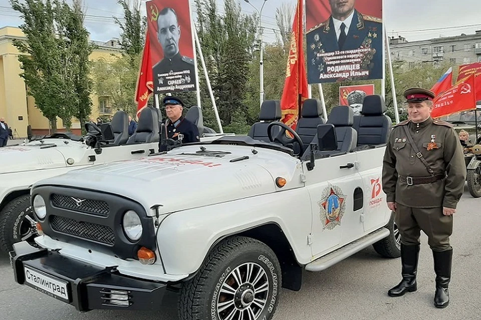 Андрей Бочаров прокатился в колонне на военном кабриолете.