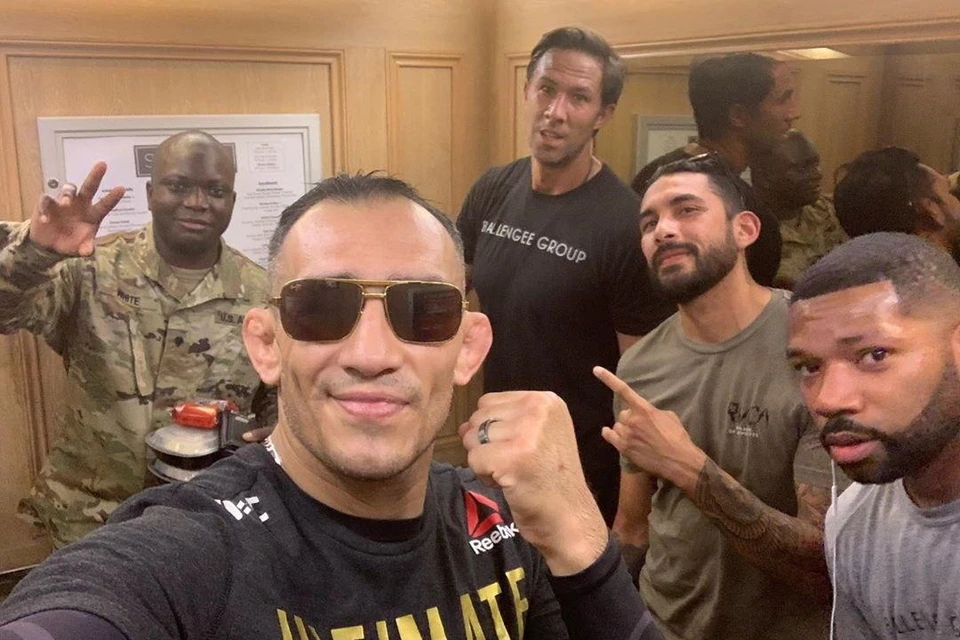 Тони Фергюсон со своей командой перед боем на UFC249. Фото: https://www.instagram.com/tonyfergusonxt/