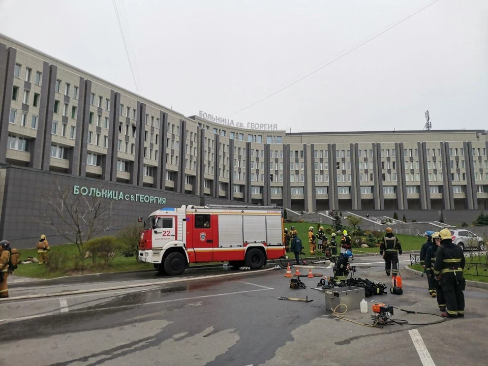 Следователи работают в больнице Св.Георгия, где при пожаре погибли несколько пациентов.