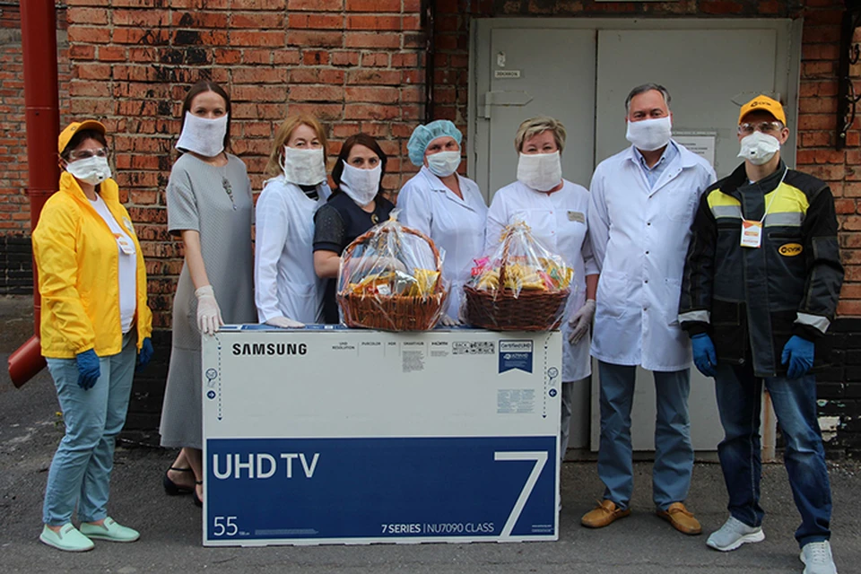 Особым подарком от угольщиков в международный День медицинской сестры стал smart телевизор. Фото: АО «СУЭК – Кузбасс»