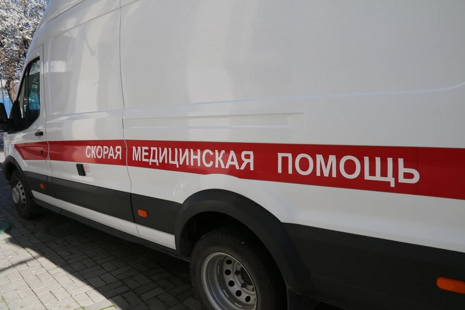 Пассажир такси попал в больницу с множеством травм.
