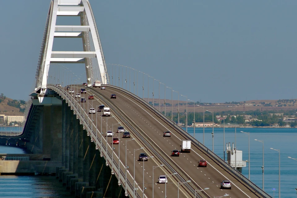 Поток транспорта на везд из Крыма увеличился - людям пора на работу. Фото: Инфоцентр Крымский мост