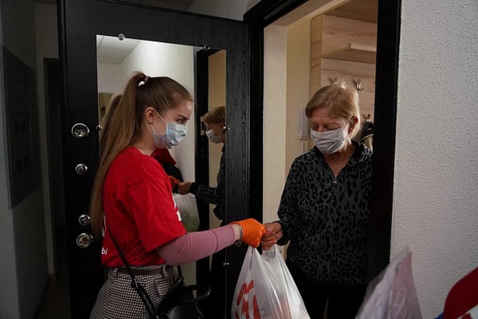 В Сочи с первых дней борьбы с коронавирусной инфекцией добровольцы помогают пожилым и малоимущим жителям. Фото: МКУ «Агентство ИНКОМ»