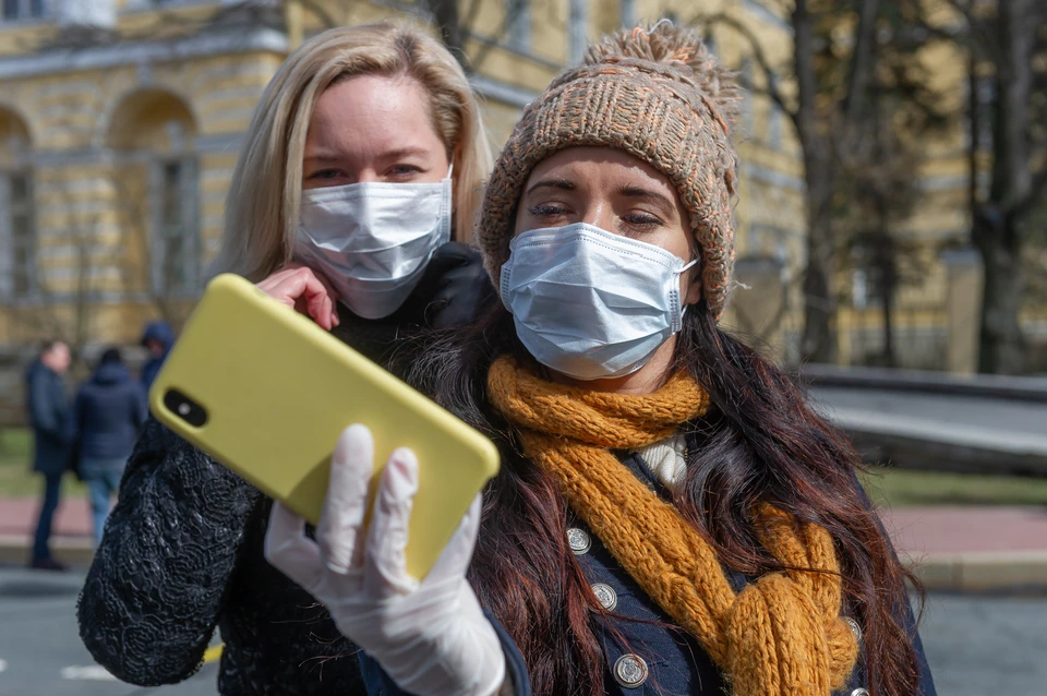 Днем в Санкт-Петербурге будет не очень тепло и с переменной облачностью. Но все все равно пойдут гулять.