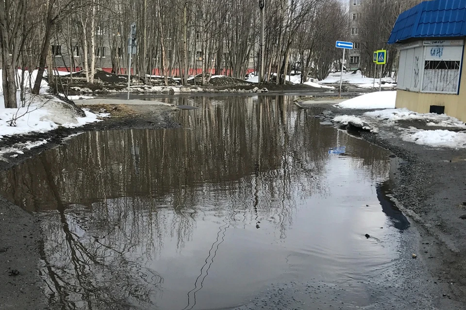 Лужа на Зиновьева уже стала символом Апатитов. Фото: vk.com/narodnoetv