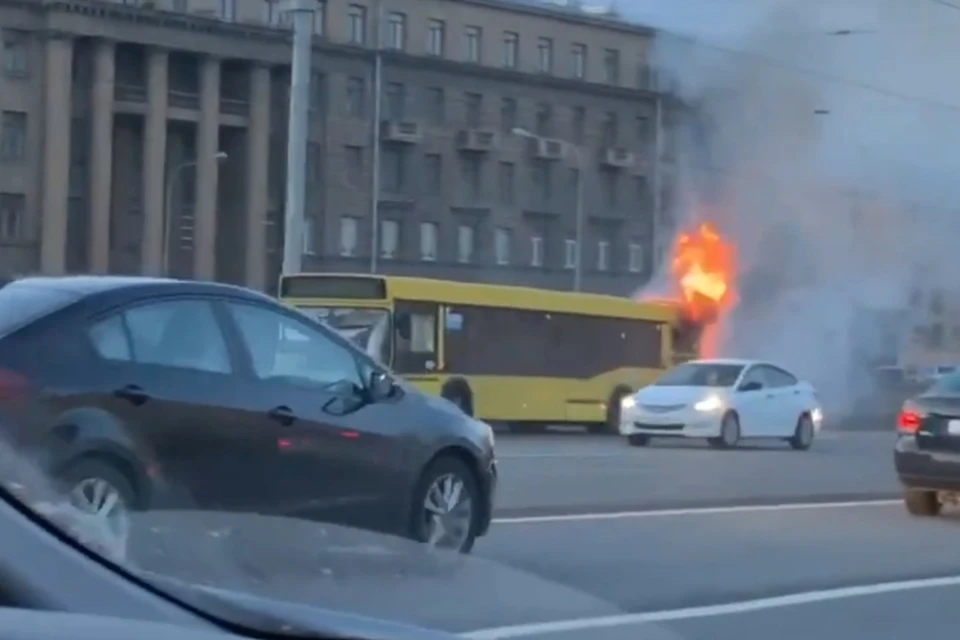 Пассажирский автобус вспыхнул на мосту Александра Невского. Фото: СОЦСЕТИ