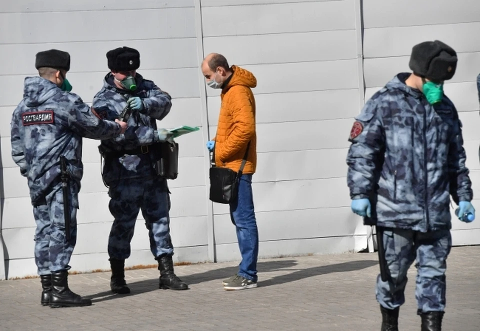 При выходе на улицу не забывайте брать с собой паспорт, уведомление и средства защиты - маску и перчатки.