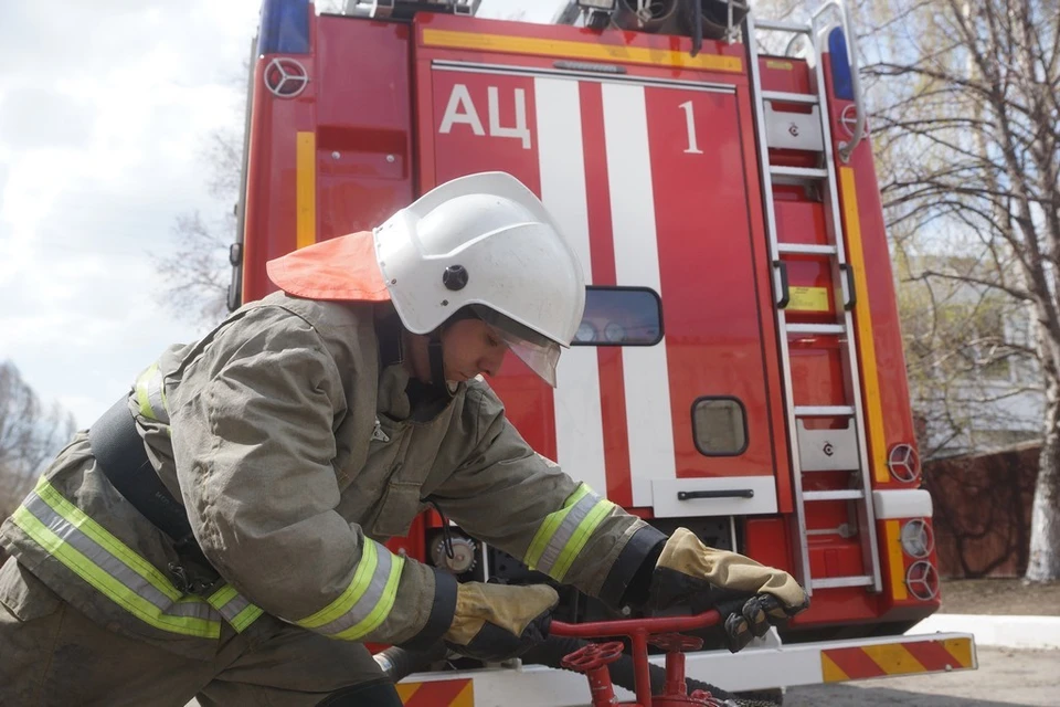 Огонь тушили при помощи пяти пожарных машин