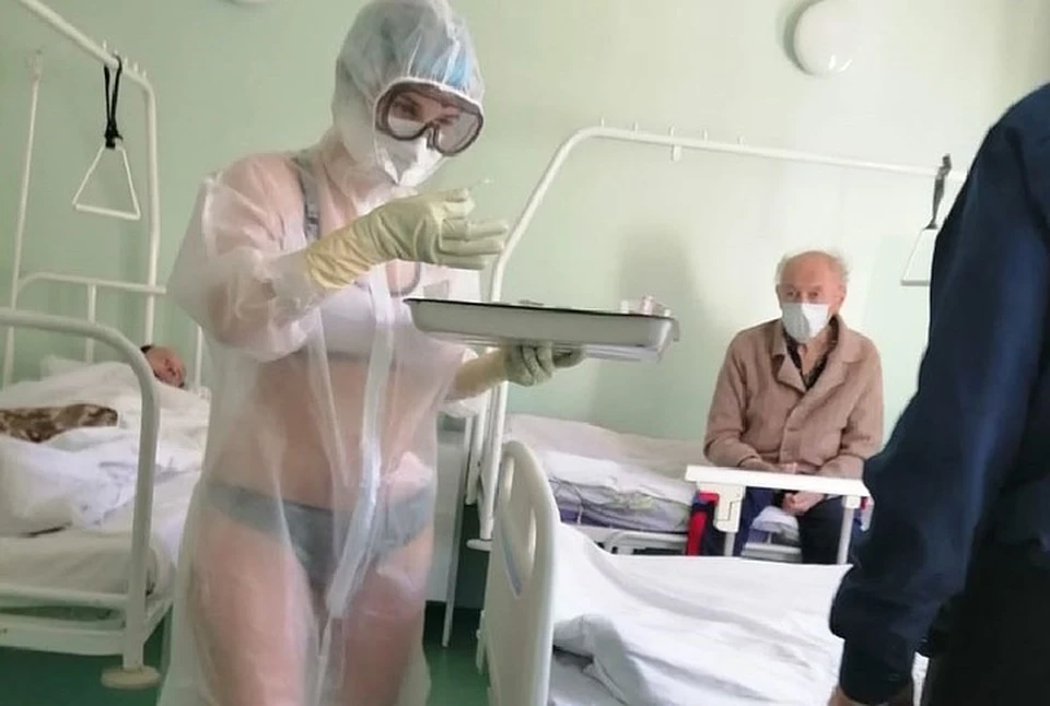 Медик из Тулы прославилась своим купальником под защитным костюмом. Фото: Тульские новости