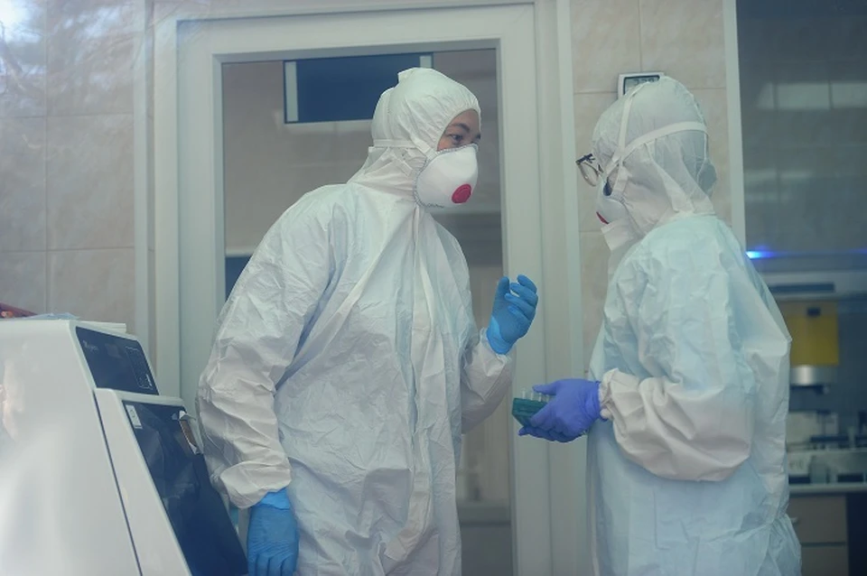 Каждый день в лабораториях Екатеринбурга исследуют не меньше тысячи тестов на коронавирус