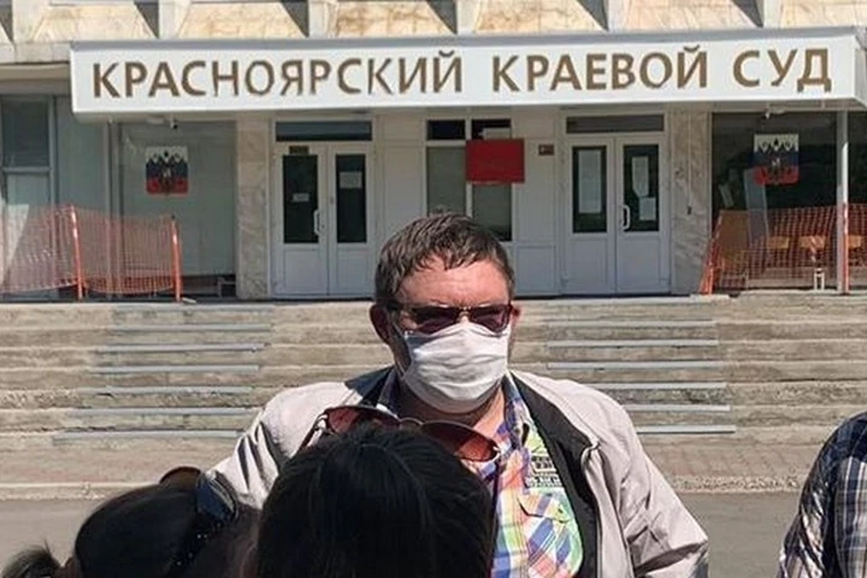 В Красноярске у здания краевого суда задержали подозреваемого мошенника федерального масштаба. Фото: Newslab.ru