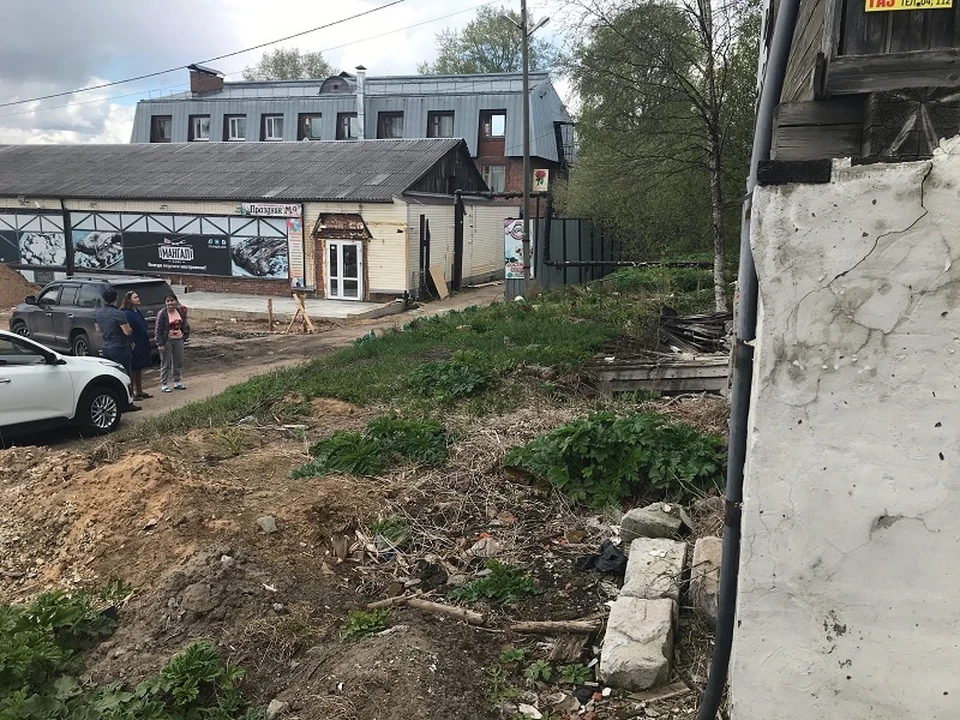 Нечистоты отравляю окружающую территорию.