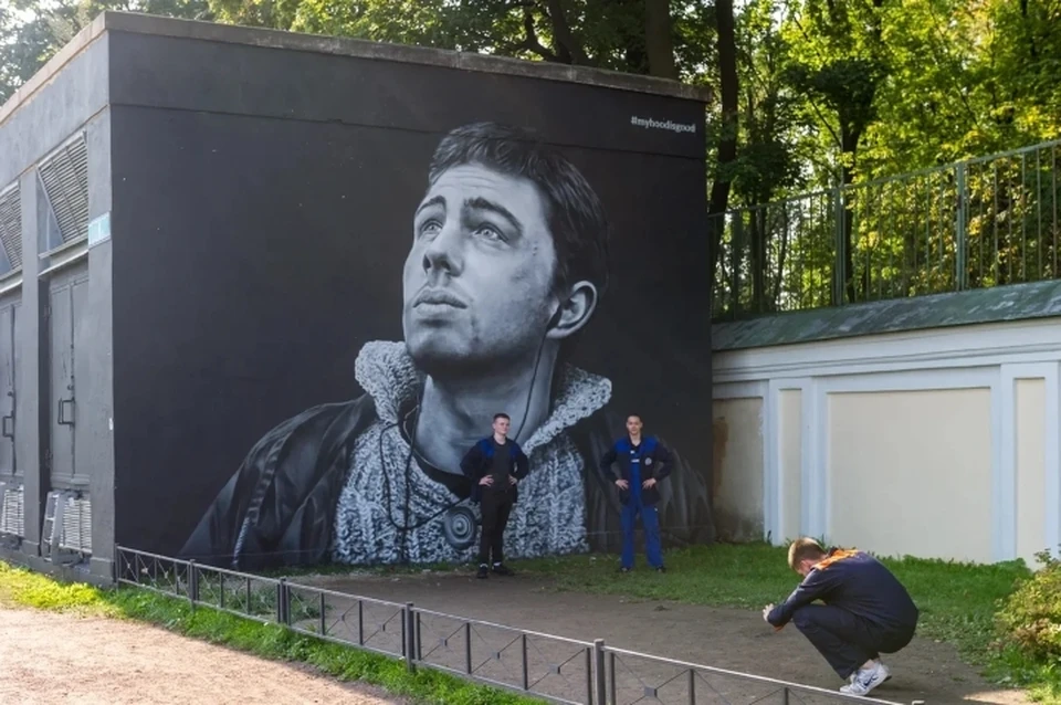 Авторы граффити с Данилой Багровым в Санкт-Петербурге восстановили рисунок после вмешательства вандалов.