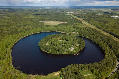 Сейчас Луковое озеро напоминает бублик, а раньше напоминало матрешку, потому что в середине острова тоже была вода.