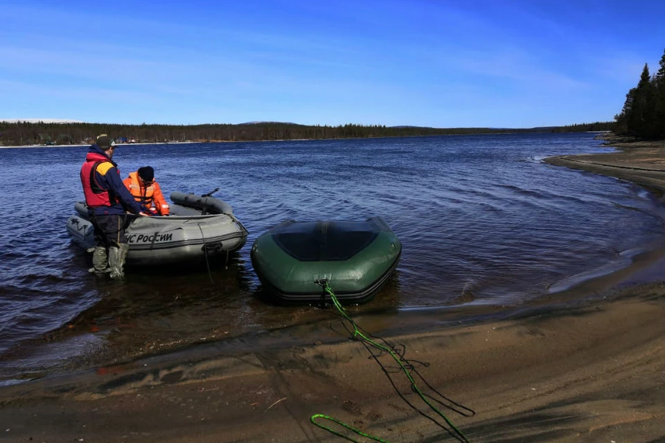 Спасатели нашли перевернутую лодку. Фото: МЧС по Мурманкой области
