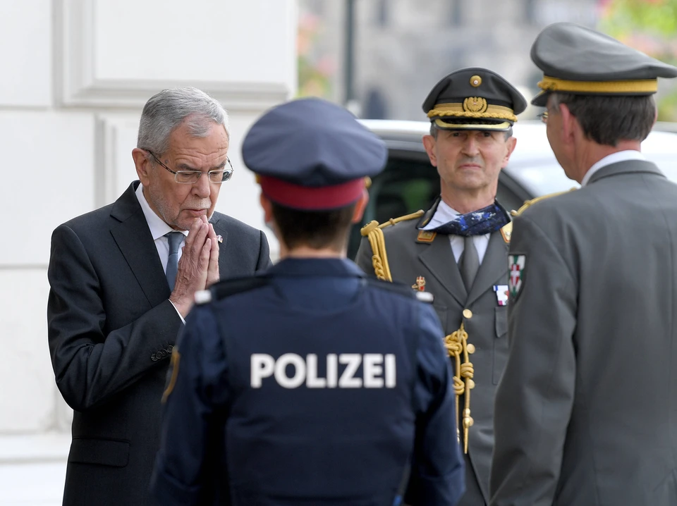 Президент Австрии Александр Ван дер Беллен назвал произошедшее ошибкой и пообещал владельцу ресторана покрыть все расходы, если его накажут за нарушение карантинных мер