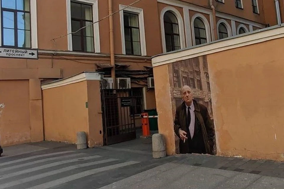 Портрет Бродского смотрел на свой дом меньше суток. Фото: instagram.com/urbanfresco/