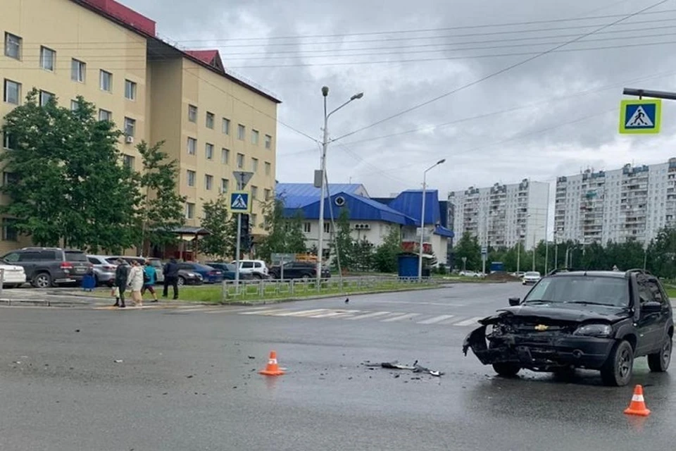 Рванул на красный: ДТП на перекрестке в Нижневартовске. Фото городского ГИБДД.