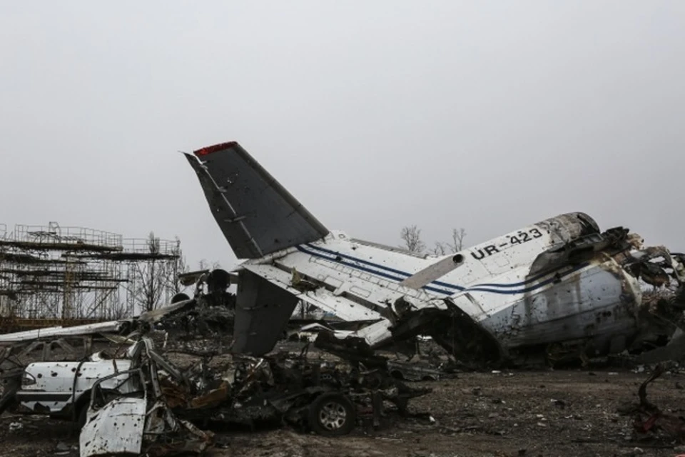 Сгоревший самолет на территории разрушенного аэропорта Донецка.