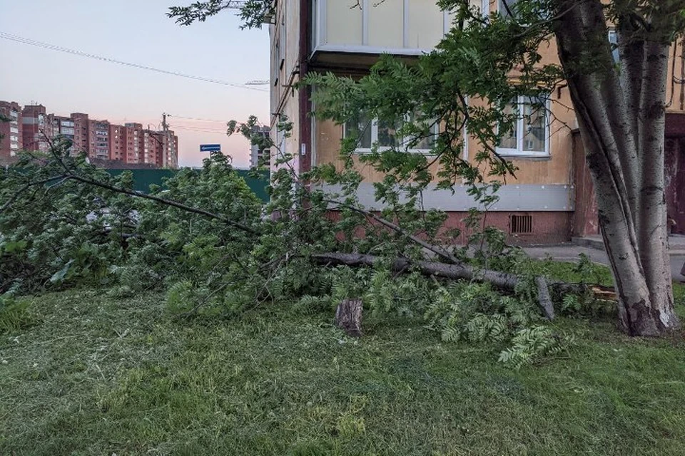 В результате урагана в Кузбассе пострадали 147 домов и 25 автомобилей