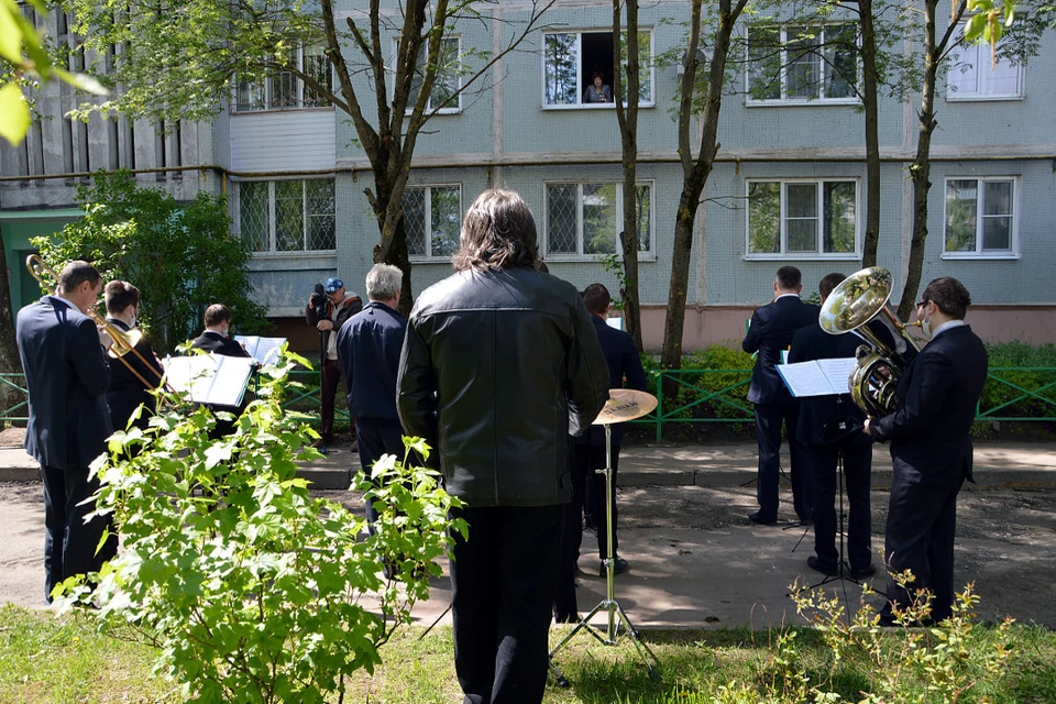 Оркестр отыграл песни молодости Фаины терентьевой прямо под окнами дома, где она живет. Фото: ПТО