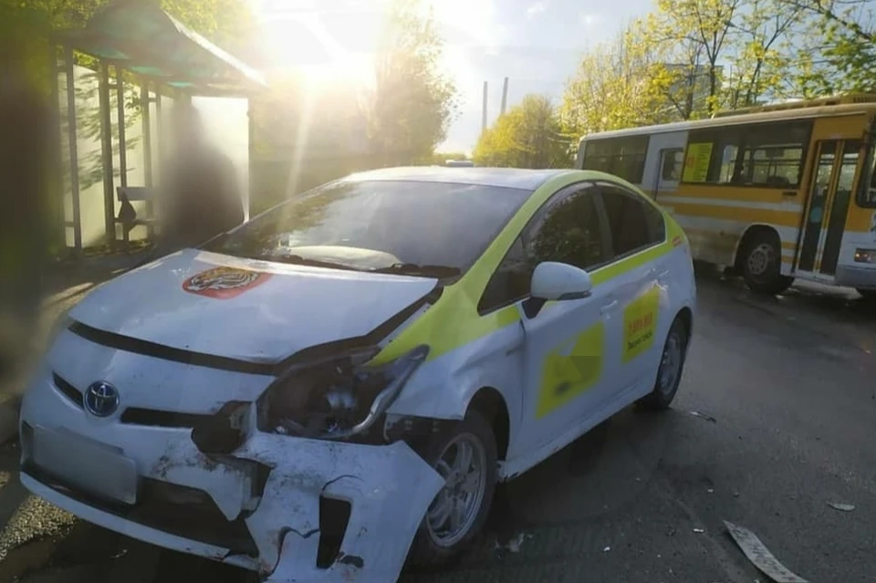 Prius врезался в авто на пешеходном переходе. Фото: AK_VDK, dps_vl