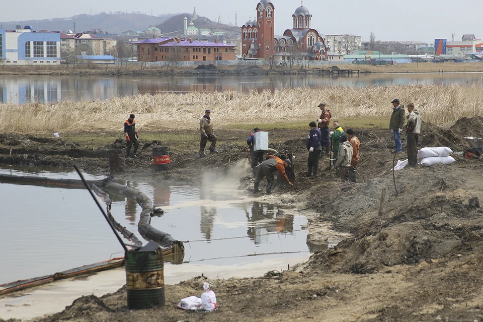 Зачистка мазута на озере Соленом. Фото: пресс-служба администрации Находкинского городского округа
