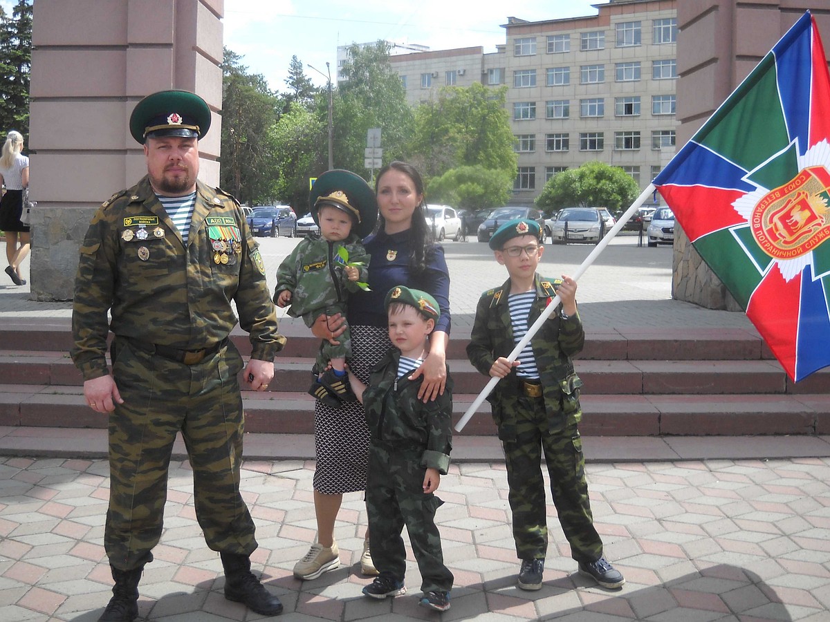 День пограничника в Челябинске: раньше охраняли границу, сейчас защищают от  коронавируса - KP.RU