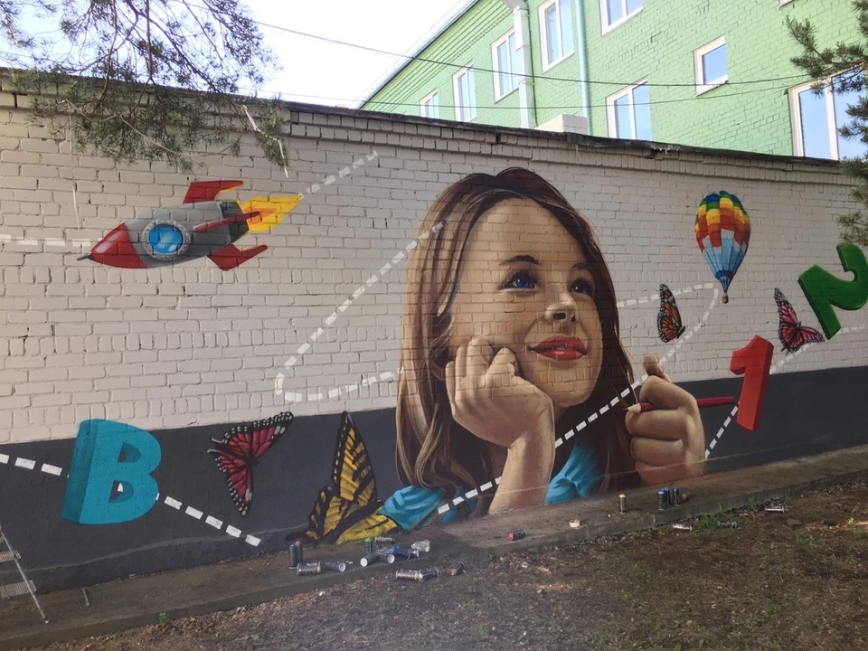 Это граффити стало подарком школе ко Дню защиты детей. Фото: Тимур Абдуллаев