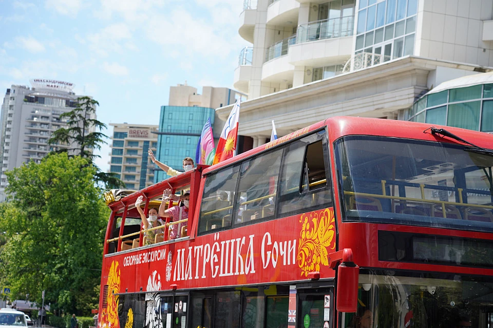 В течение праздничного дня во всех районах курорта курсировали автобусов с бригадами артистов, чтобы поздравить жителей во дворах. Фото: официальный сайт мэрии Сочи.