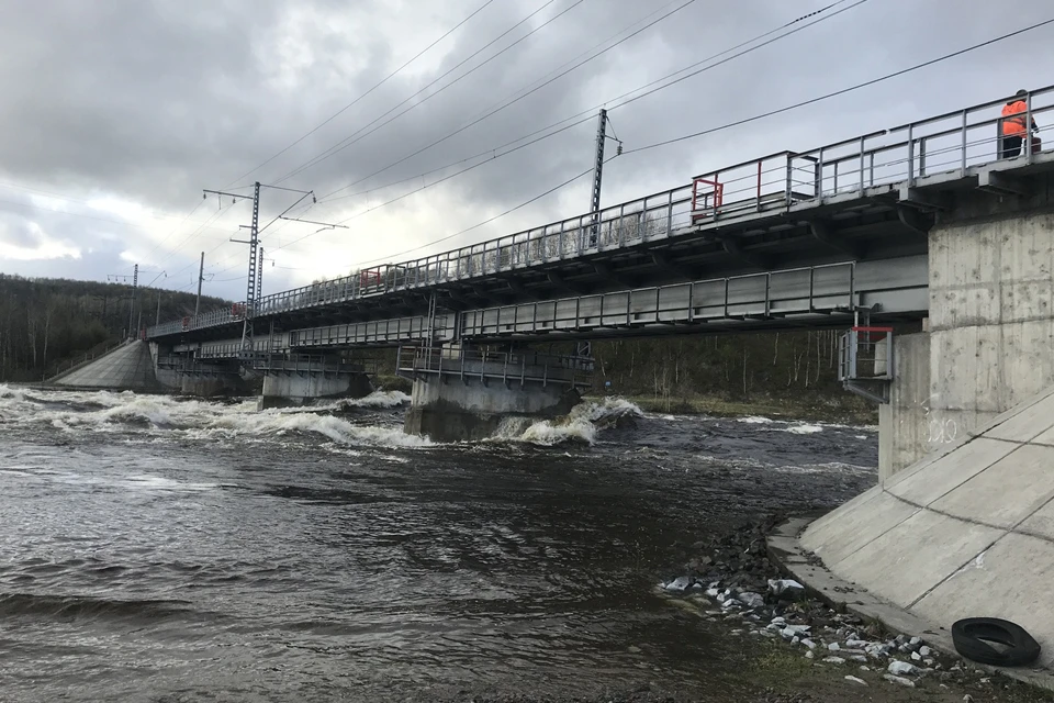Бурнеы воды реки Кола нарушили движение поездов по мосту. Фото: МЧС по Мурманской области