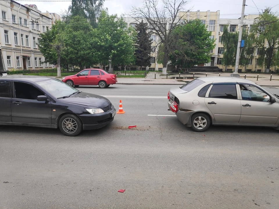 "Ладу Калину" протаранил автомобиль "Митсубиши", от удара машина врезалась в "Тойоту"