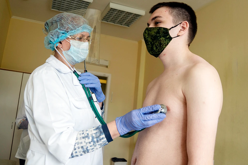 Для клинических испытаний новой российской вакцины от коронавируса были отобраны 50 военных