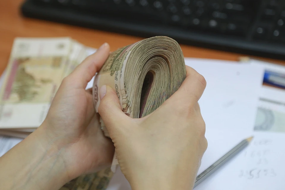 В Назарово бабушка прибрала забытые в банкомате 80 тысяч рублей