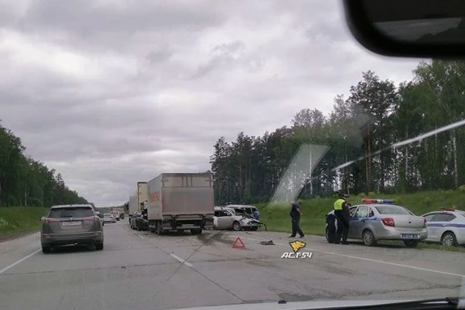 На выезде из Новосибирска произошло ДТП с участием шести автомобилей. Фото: "АСТ-54"
