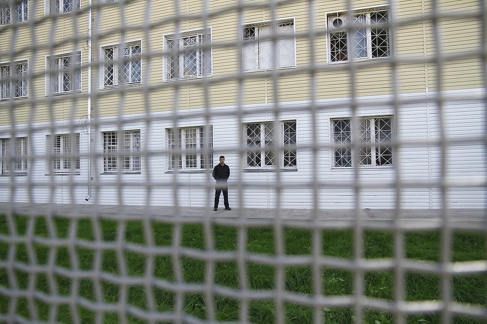 В Красноярске двое заключенных скинулись на взятку начальнику отряда