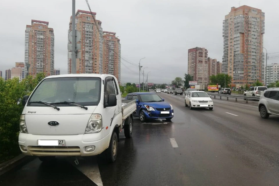 Водитель припаркованного авто пострадал в аварии в Хабаровске