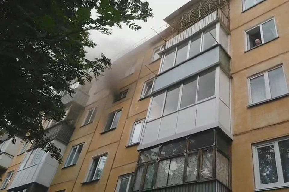 Пятерых человек спасли при пожаре в кемеровской многоэтажке