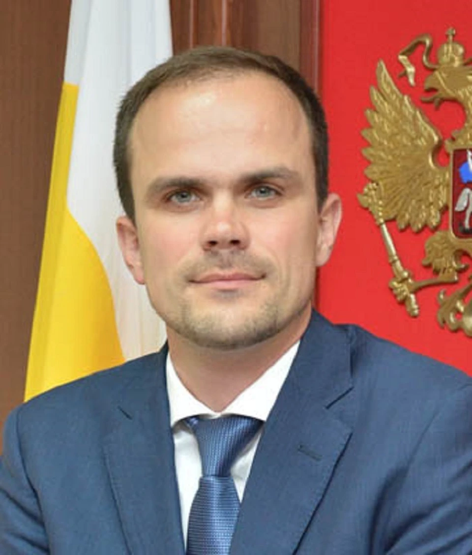 Андрей Толбатов родился в Ставрополе. С 2012 года был помощником зампреда краевого правительства, затем трудился на должности помощника губернатора