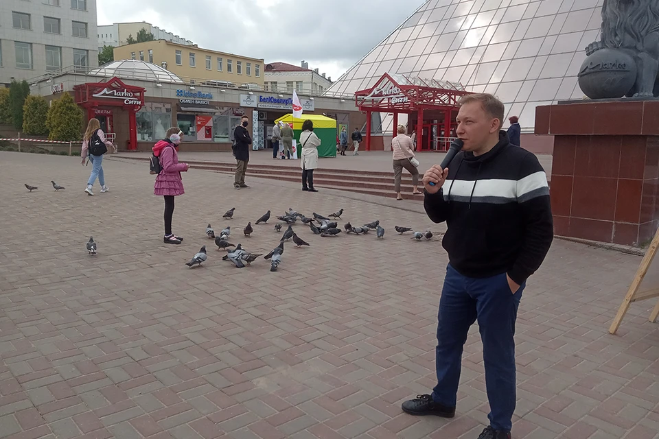 Андрей Дмитриев в Витебске собирал подписи на фоне девочки, которая кормила голубей. Претендент в кандидаты счел это хорошим знаком.